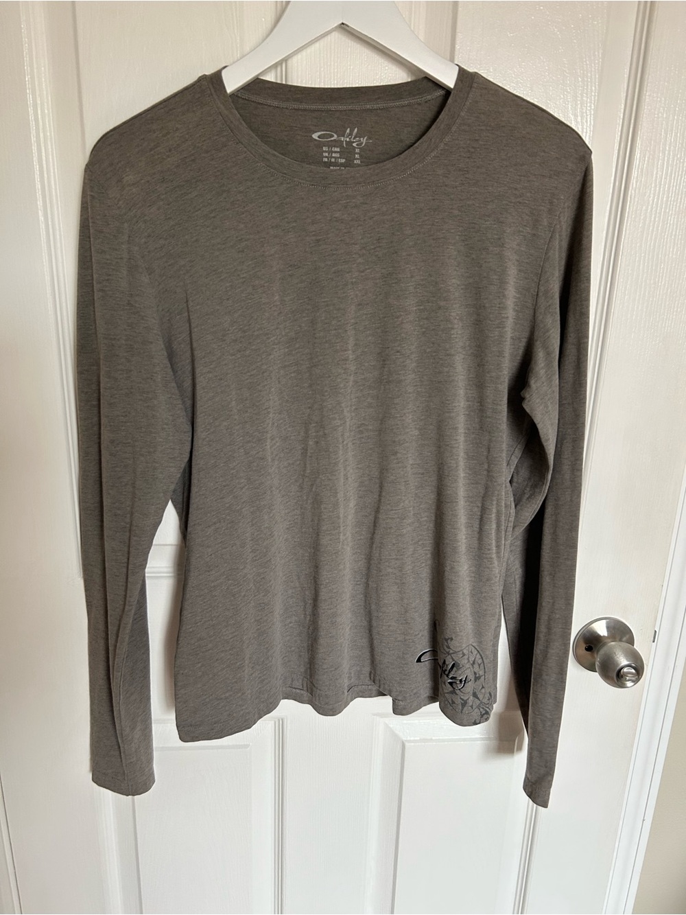 Vintage Oakley Women's Long-Sleeve Crew Tee in Charcoal Gray